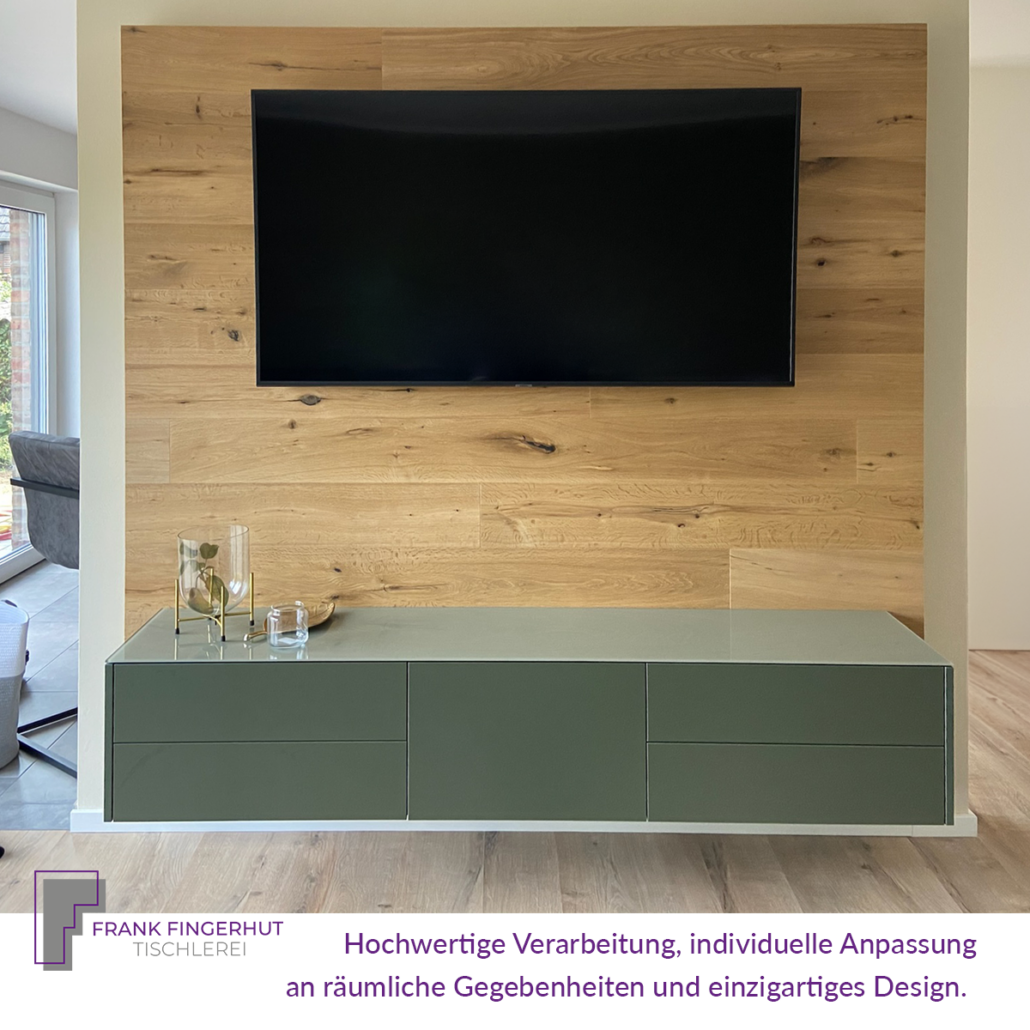 TV-Board mit hängender Kommode, gefertigt von der Tischlerei Frank Fingerhut aus Emmerich am Rhein.