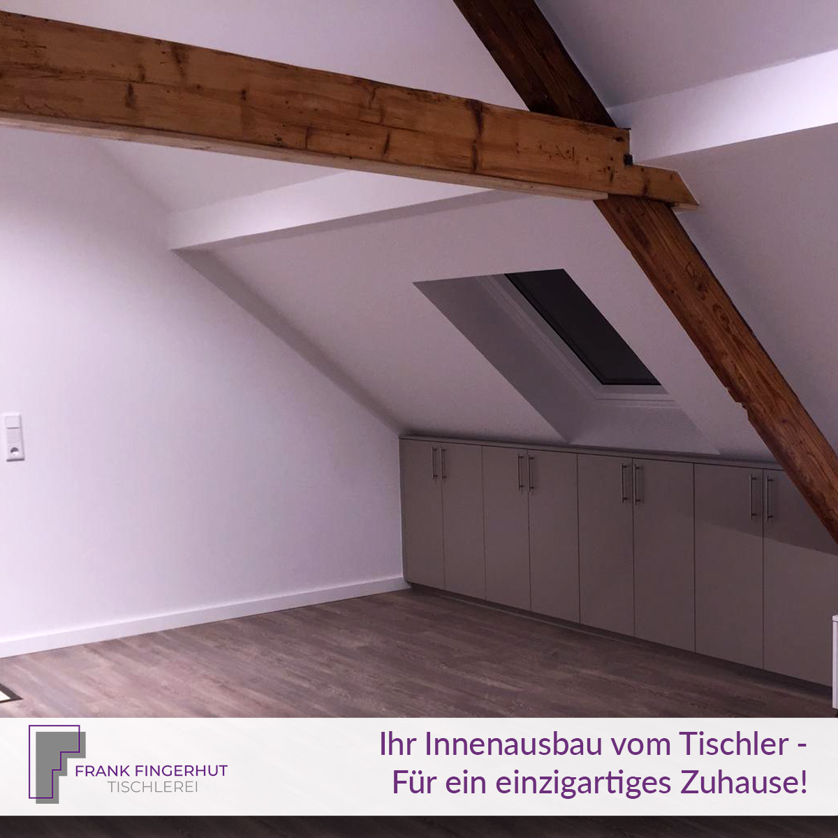 Ausgebautes Dachgeschoss mit Holzbalken und Einbauschränken unter der Dachschräge.