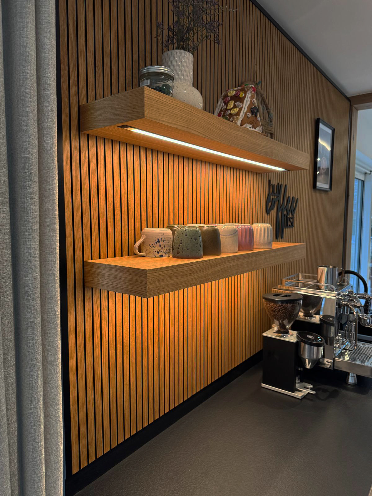 Maßgefertigte Kaffeebar mit Lamellenwand und Eichenholzfronten der Tischlerei Fingerhut in Emmerich am Rhein.