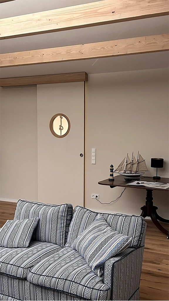 Tischlerei Frank Fingerhut Helle maritime Schiebetür mit Bullauge.