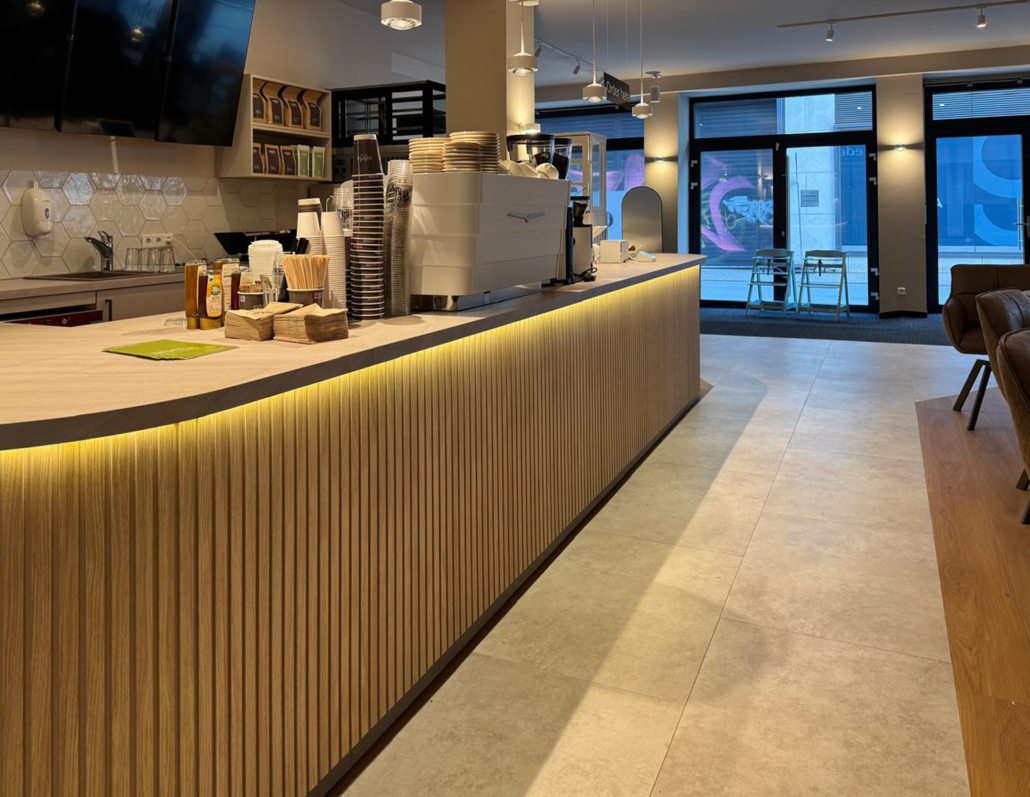 Tischlerei Frank Fingerhut Tresen/Theke in einem Pilatesstudio mit Kaffeemaschine