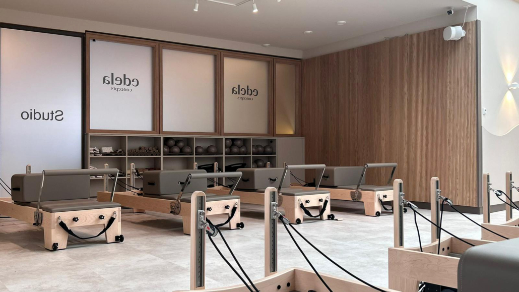 Tischlerei Frank Fingerhut Mehrere Pilates-Sportgeräte in einem Pilatesstudio.