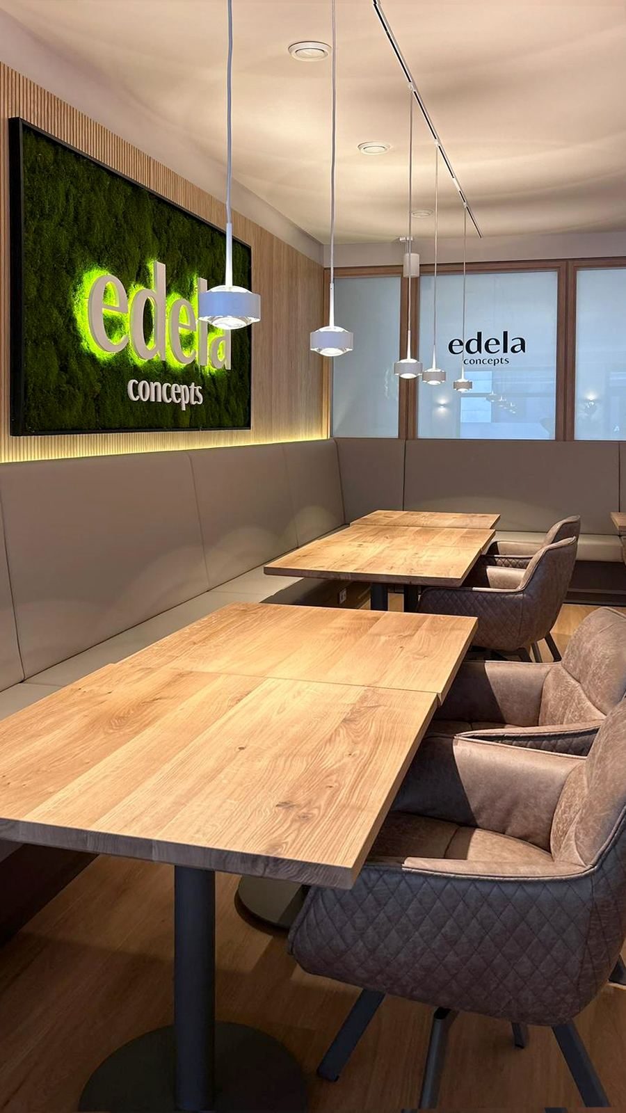 Tischlerei Frank Fingerhut Sitzgruppen in einem Kaffeebereich eines Pilates-Studios.