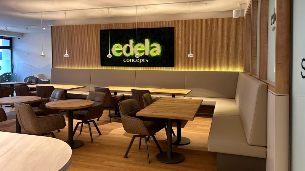 Tischlerei Frank Fingerhut Sitzgruppen in einem Pilatesstudio mit Holzpanel-Wand im Hintergrund.